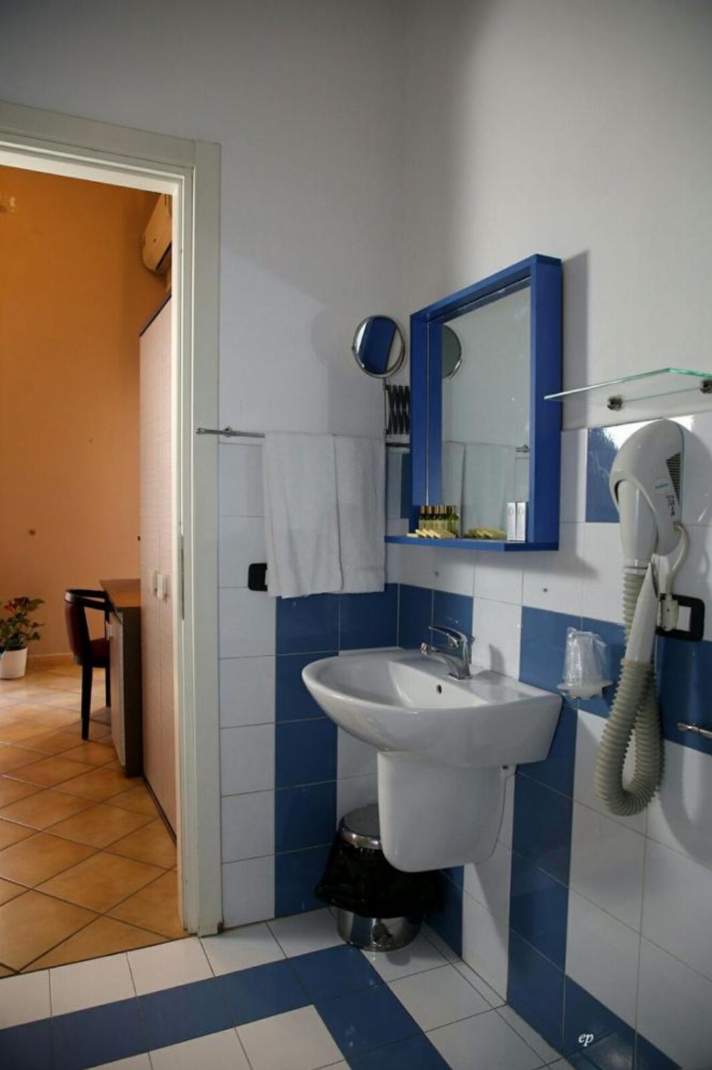 Room image 4