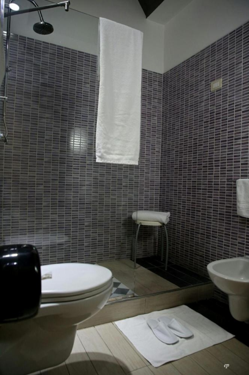 Room image 4